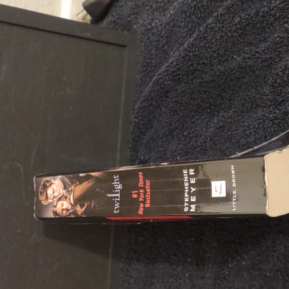 USED TWILIGHT PAPER BACK BOOK BOOK HAS STAINS ON THE FIRST 6 PAGES - Picture 3 of 13